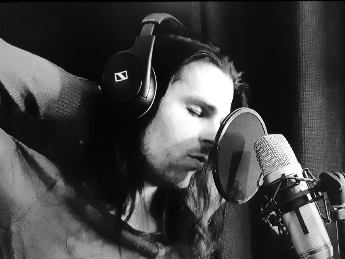 BlackLakesUK's tweet photo. Putting together our #lockdown video together.
Even though we’re far apart #love and #music keeps us together.
If you’re #missing someone, just hold on. It won’t be long. #everythingpasses https://t.co/b3ea86tq10
