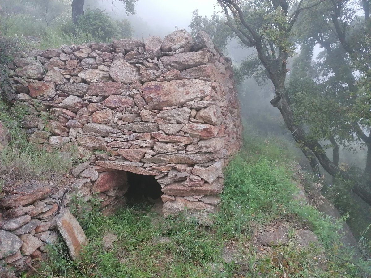 jmnajes's tweet photo. Acabat el confinament he pogut inventariar dues barraques de #pedraseca de la Serra de #Verdera Ho podeu fer a l'app #Wikipedra https://t.co/GT4gObc9Lt