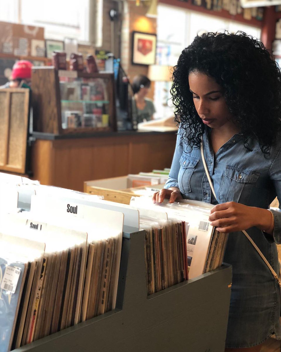 UrbanMatrixMag's tweet photo. #Musicon3Monday Sarita Songbird is a Chicago transplant who was born and raised in Milwaukee. Her original R&B/Acoustic Soul music lends itself to chill days when you just need REAL music for the soul. Check out her episode of #Musicon3, below! https://t.co/V5NvX5umlY https://t.co/GPsQBjG2o4