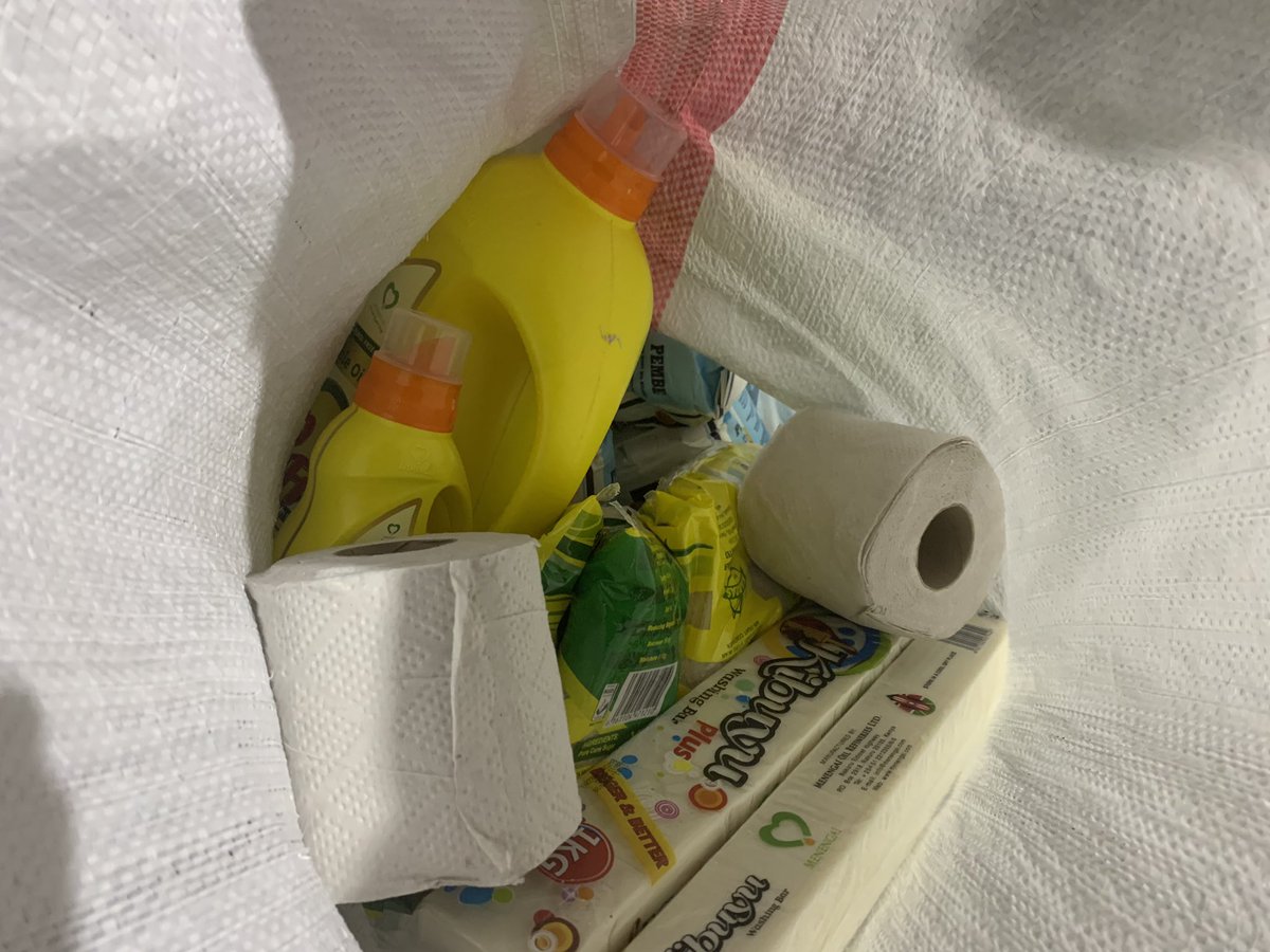 Asmali77's tweet image. Late night packing of food donation by Eastleigh Business Community to be distributed to over 500 needy families in Easteligh &amp;amp; its environs. The business community is cushioning families affected by the corona pandemic. Foodstuff include Cooking Oil, flour, sugar, rice &amp;amp; soap.