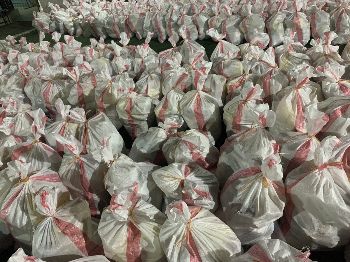 Asmali77's tweet image. Late night packing of food donation by Eastleigh Business Community to be distributed to over 500 needy families in Easteligh &amp;amp; its environs. The business community is cushioning families affected by the corona pandemic. Foodstuff include Cooking Oil, flour, sugar, rice &amp;amp; soap.