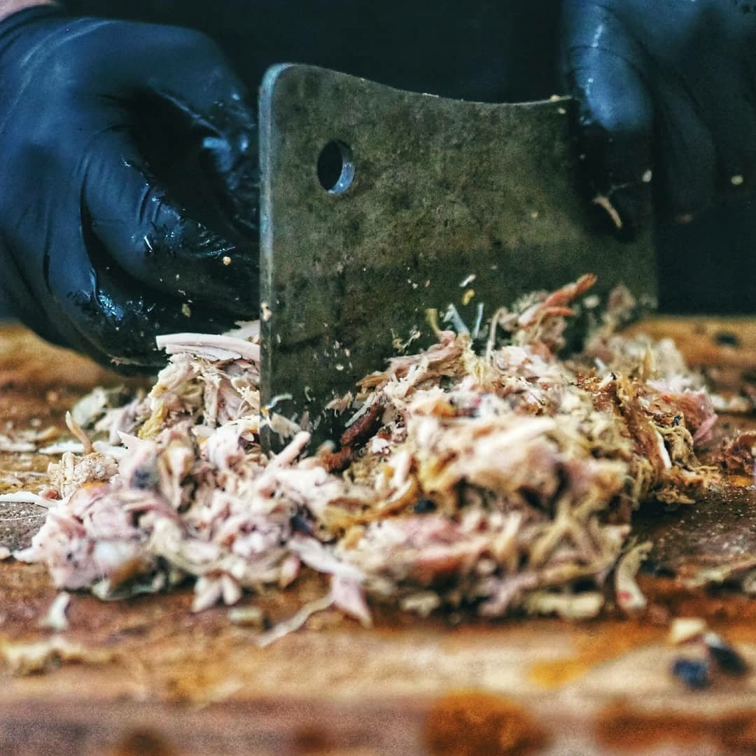 TasteCookSip's tweet photo. Chuck Cobb, owner/pitmaster of  Git-N-Messy BBQ in Winter Park knows BBQ. He earned BBQ cred preparing the finest brisket, ribs &amp; chicken for hungry #BBQ lovers.

Debuting today- Whole Hog BBQ using locally farmed hogs!
Read: https://t.co/UwWXNphxFU #TakeoutTuesday #OrlandoToGo https://t.co/BdzAR123Ny