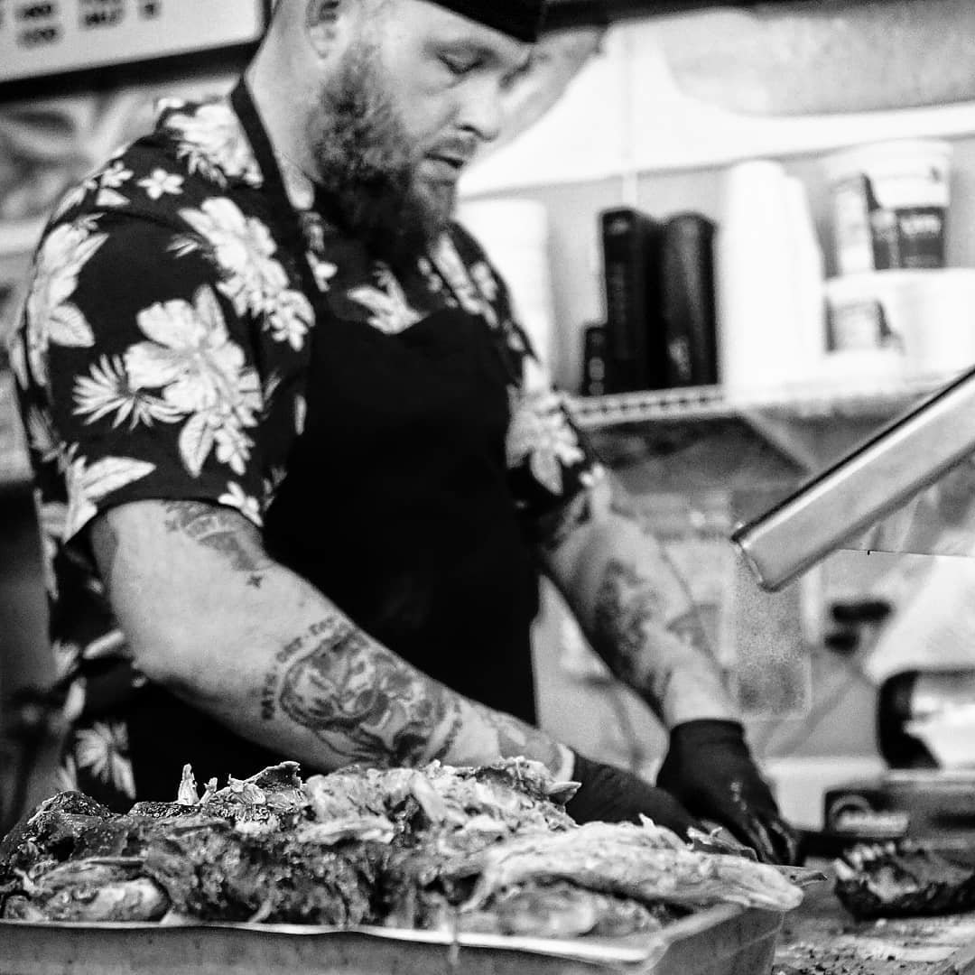 TasteCookSip's tweet photo. Chuck Cobb, owner/pitmaster of  Git-N-Messy BBQ in Winter Park knows BBQ. He earned BBQ cred preparing the finest brisket, ribs &amp; chicken for hungry #BBQ lovers.

Debuting today- Whole Hog BBQ using locally farmed hogs!
Read: https://t.co/UwWXNphxFU #TakeoutTuesday #OrlandoToGo https://t.co/BdzAR123Ny