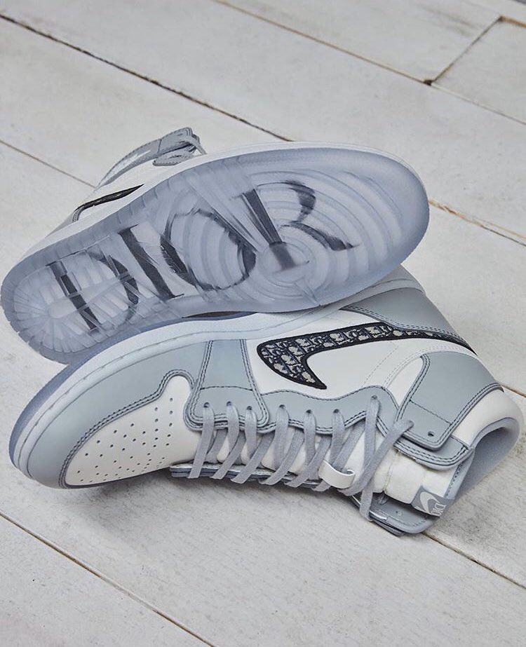 sultrymoods's tweet photo. AIR DIOR https://t.co/uB4Dans3oi