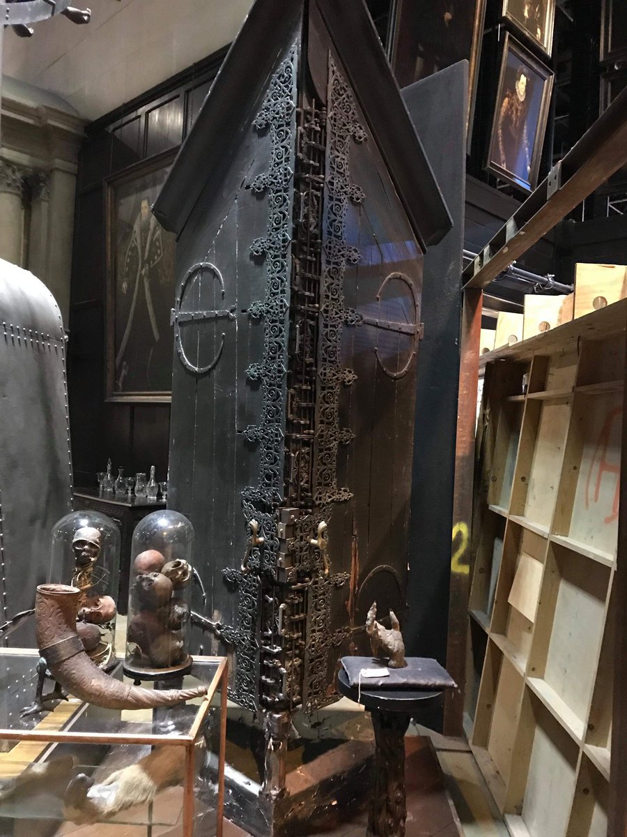 Harry Potter et le prince de sang mêlé : l'armoire à disparaître utilisée par Drago et dont la jumelle se trouve chez Barjow & Beurk #HarryPotter