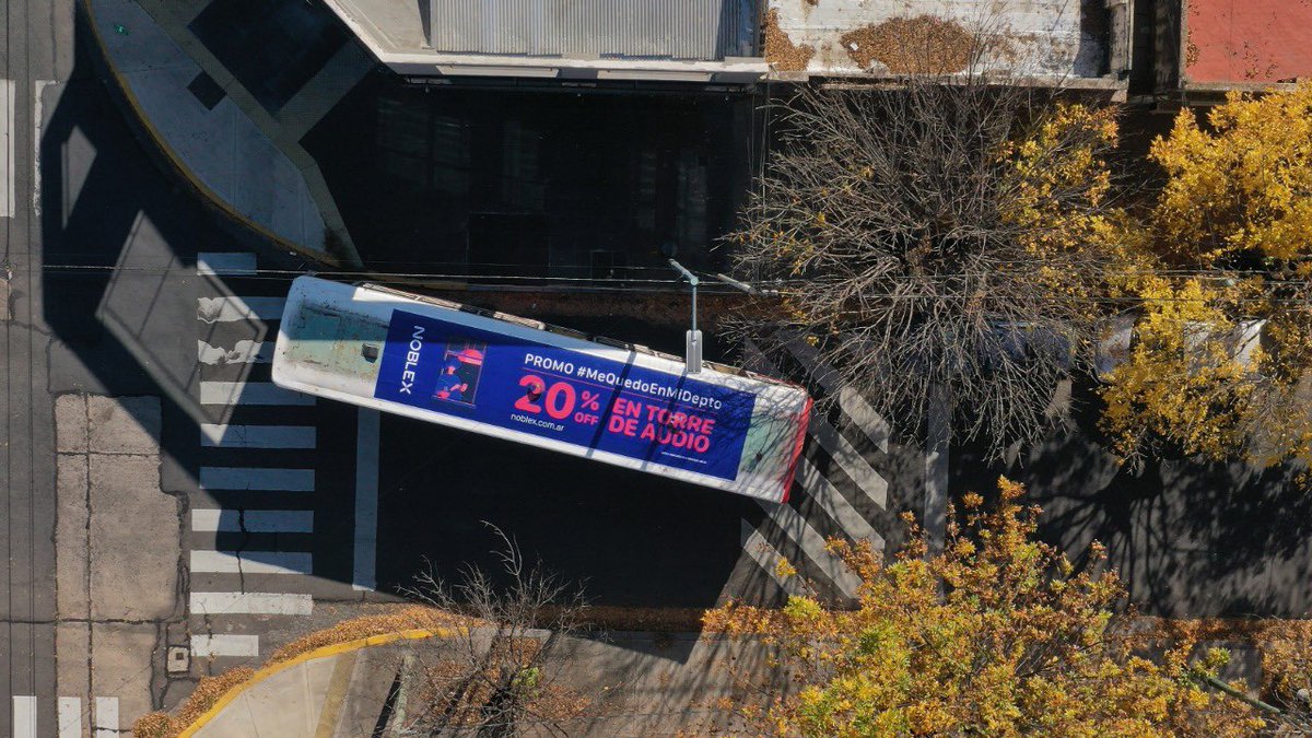 y cuando pensaba que ya en cuarentena habia visto todo viene Noblex con promos en LOS TECHOS DE COLECTIVOS para ver desde el balcon, ingenio argentino siempre