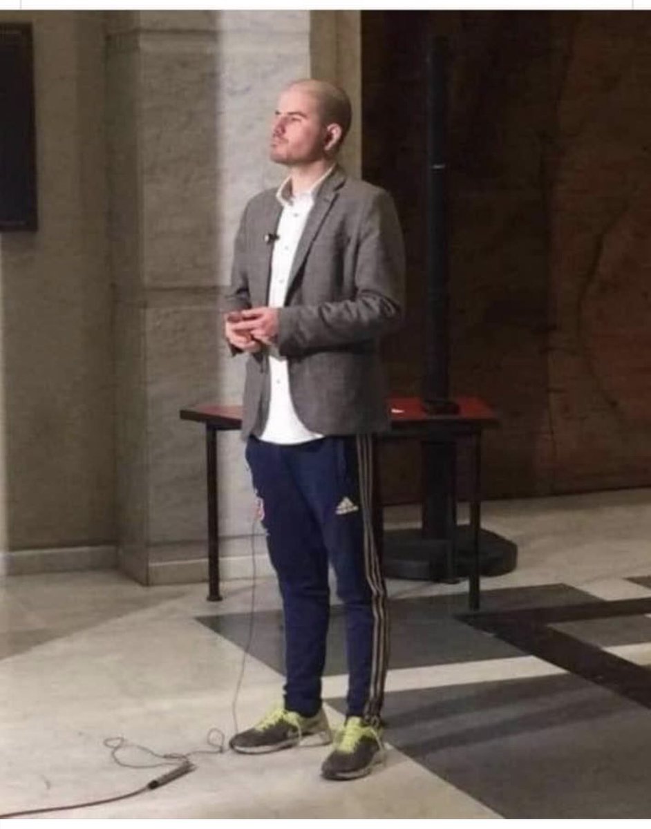 KarenKoetje's tweet photo. Este señor habrá donado la mitad del terno o la mitad del buzo? 🤣😂 https://t.co/Xk1MsTxYfl
