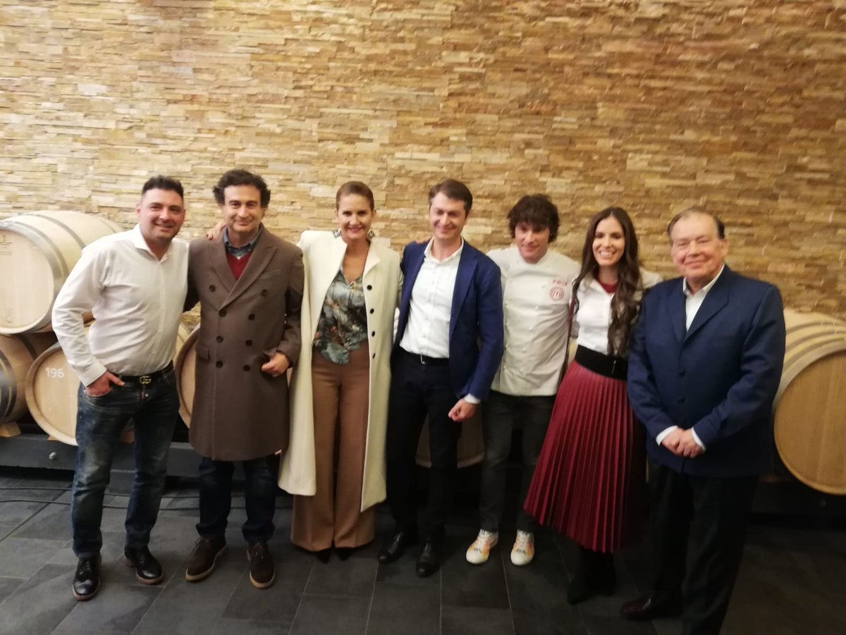 La <a href="/cofvinodeRioja/">Cofradía del Vino de Rioja</a> estuvo representada en la grabación del programa <a href="/MasterChef_es/">MasterChef</a> en el Museo <a href="/Vivanco_es/">VivancoCulturaDeVino</a> en Briones.
En la foto junto a los Chefs Samantha <a href="/SamySpain/">Samantha de España</a>, Pepe <a href="/Pepe_elBohio/">Pepe Rodriguez</a> y Jordi <a href="/JordiCruzMas/">Jordi Cruz Mas</a>, y entre otros los Cofrades Rafa Vivanco y Javier Gracia.
🍷🍴👌