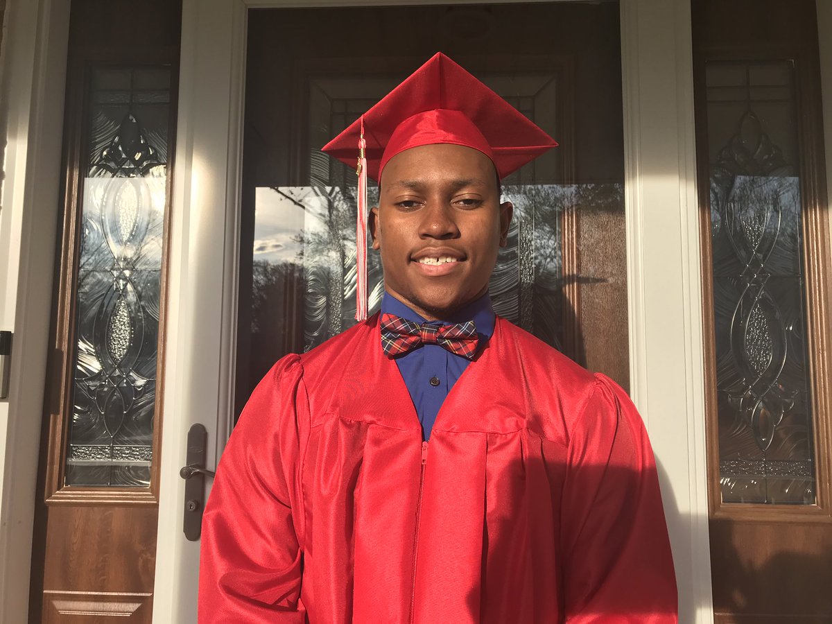 easyeli's tweet photo. I’m joining @TMobile in supporting the Class of 2020 and tossing my cap to celebrate grads nationwide! 🎓 #TossYourCap https://t.co/SyHgkv4omO https://t.co/mpGJb3NRgg