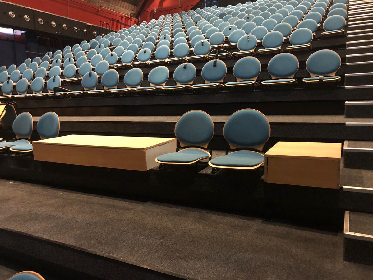BerberKroon's tweet photo. In Coronatijd is een tribune met klapstoelen(370) een pre: 3 stoeltjes =1,5 m - dus bouwt ons fantastische vrijwillige klussenteam kistjes die als tafeltjes kunnen worden geplaatst. Drankje mee de zaal in (hoera al lang een wens!) ; en nog ca 85 zitplaatsen  over..🤔 https://t.co/SocoXuNItS