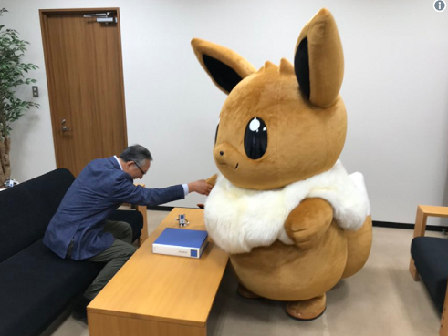 ReviewsPokemon's tweet photo. Did you know that in Japan you could invite an Eevee to your office? https://t.co/Pww7KkdtjJ