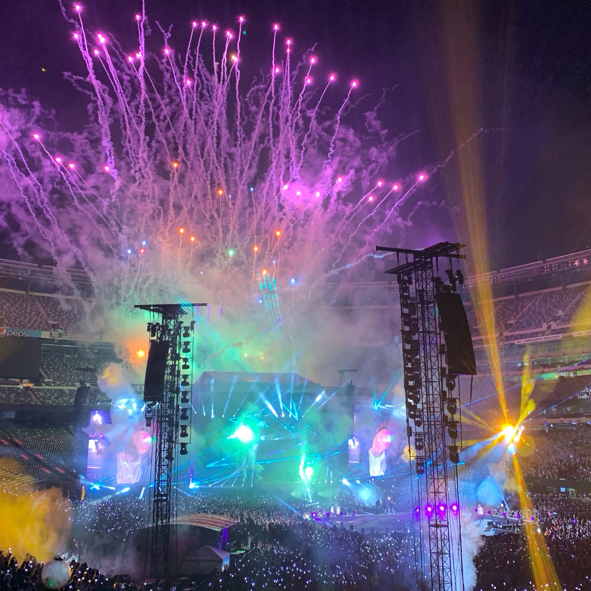 NicolanieOT7's tweet photo. 190519 PEEPS HOW WE FEELIN?? I'M FEELIN SADDDDDDD #MetlifeD2 @BTS_twt https://t.co/XwbqLWFmUh