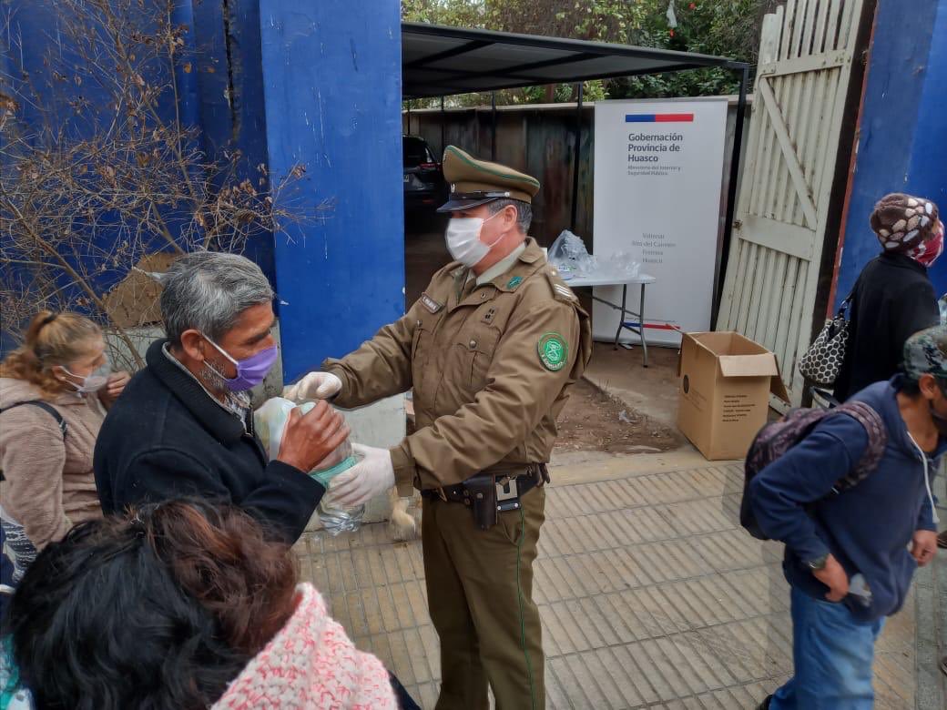 #Vallenar: Carabineros de la 3a. Comisaría, a través de la Oficina de Integración Comunitaria entrega kit de alimentos e higiene a personas en situación de calle, en el contexto del programa del <a href="/MinDesarrollo/">Ministerio de Desarrollo Social y Familia</a> #Covid-19.
#LaPrevencionEsNuestraEsencia