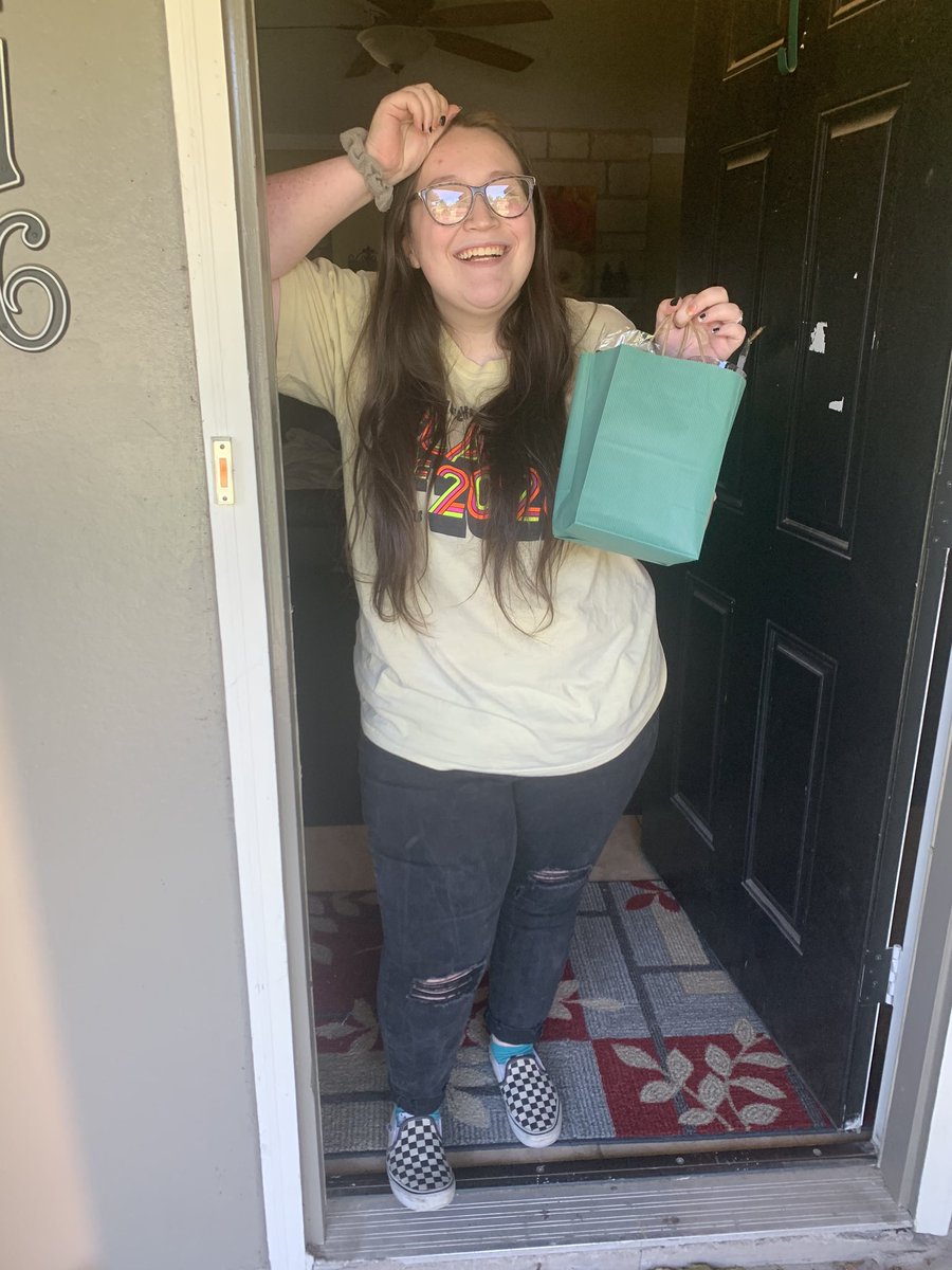 singinghawks's tweet photo. Loved getting to send some love over to our Singing Hawk Seniors today! We loved to add a little pick-me-up to your day! Seniors, make sure to check your front door for a special delivery from your BHS choir program! #singinghawks #whinotgetsiked https://t.co/7MCKsZzWiZ