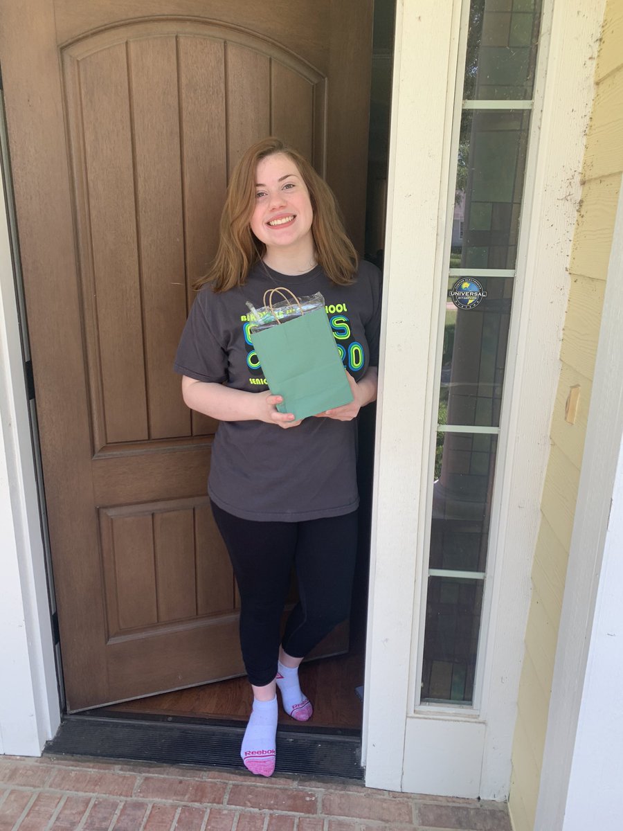 singinghawks's tweet photo. Loved getting to send some love over to our Singing Hawk Seniors today! We loved to add a little pick-me-up to your day! Seniors, make sure to check your front door for a special delivery from your BHS choir program! #singinghawks #whinotgetsiked https://t.co/7MCKsZzWiZ
