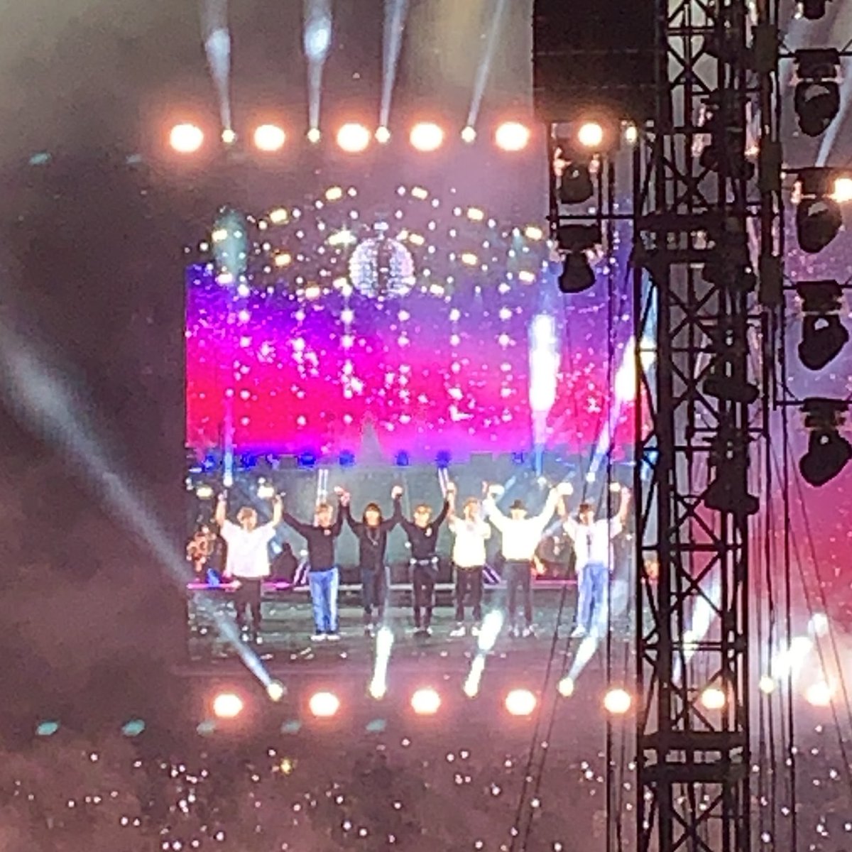 NicolanieOT7's tweet photo. 190519 PEEPS HOW WE FEELIN?? I'M FEELIN SADDDDDDD #MetlifeD2 @BTS_twt https://t.co/XwbqLWFmUh