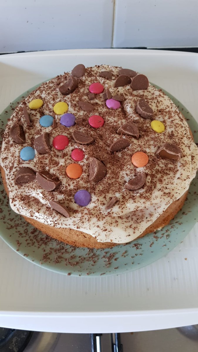 EveReyn12's tweet photo. @WhiteCourtScho1 @MrsDonaldson5 Freya made a cake with her daddy today while mummy was at work. https://t.co/xbYjmG6QX6