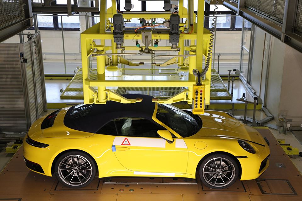 maciAutos's tweet photo. La plataforma online ‘My Porsche’ se hace ahora más atractiva: proporciona a los clientes de Porsche una visión exclusiva de la producción en la planta de Zuffenhausen, ya que podrán seguir paso a paso cómo va la fabricación del auto que han comprado. https://t.co/S48kyXhGeY https://t.co/CGY6aBiVub
