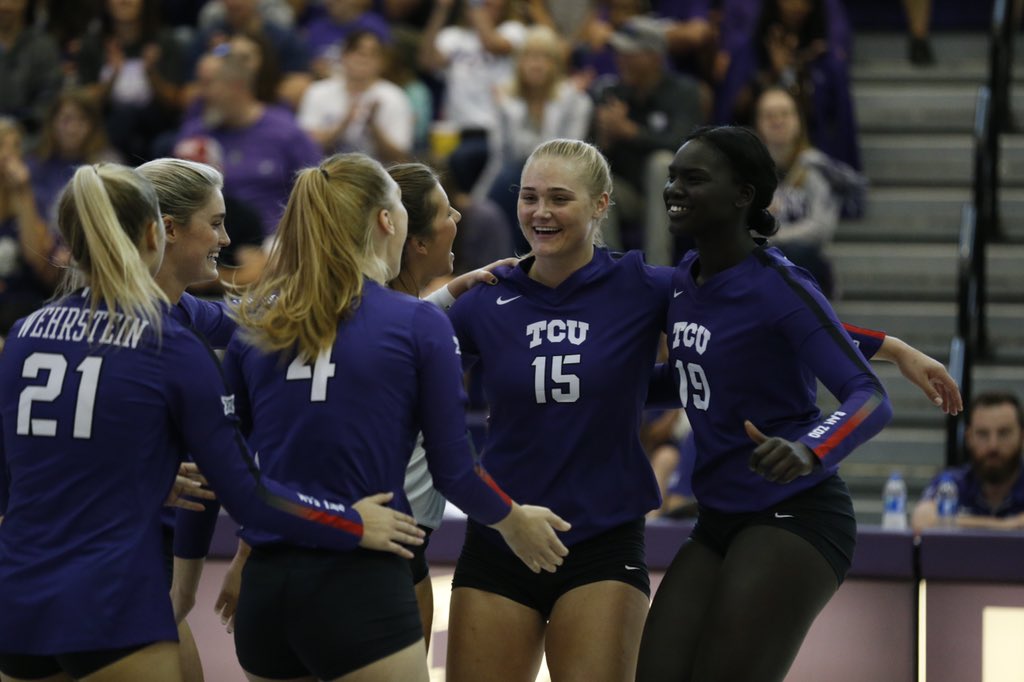 TCUvolleyball's tweet image. Our #TopPerformerTuesday focuses on rising sophomore OH @audreynalls32!

Audrey led the team in kills in 12 matches this season and posted a team-best nine match streak with double digit points 💪

#GoFrogs🐸🏐
