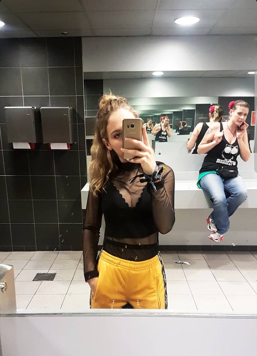 LauraSkeplier's tweet photo. Souvenirs...🔥 faites pas gaff a l'arrière plan https://t.co/kYKbpadvp1