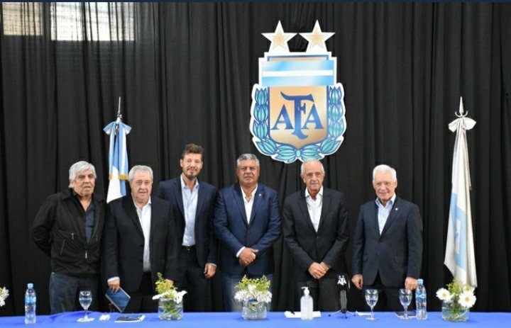 boedodepor's tweet photo. 🔵🔴 HAY LIGA PROFESIONAL |

📌 Luego de la Asamblea en la que @tapiachiqui fue reelecto como presidente de @afa hasta 2025 (Marcelo Tinelli será uno de los vicepresidentes), se oficializó la @LigaAFA (Liga Profesional de Fútbol), en la que @cuervotinelli será el presidente ⚽️ https://t.co/Acmm8eHJPP