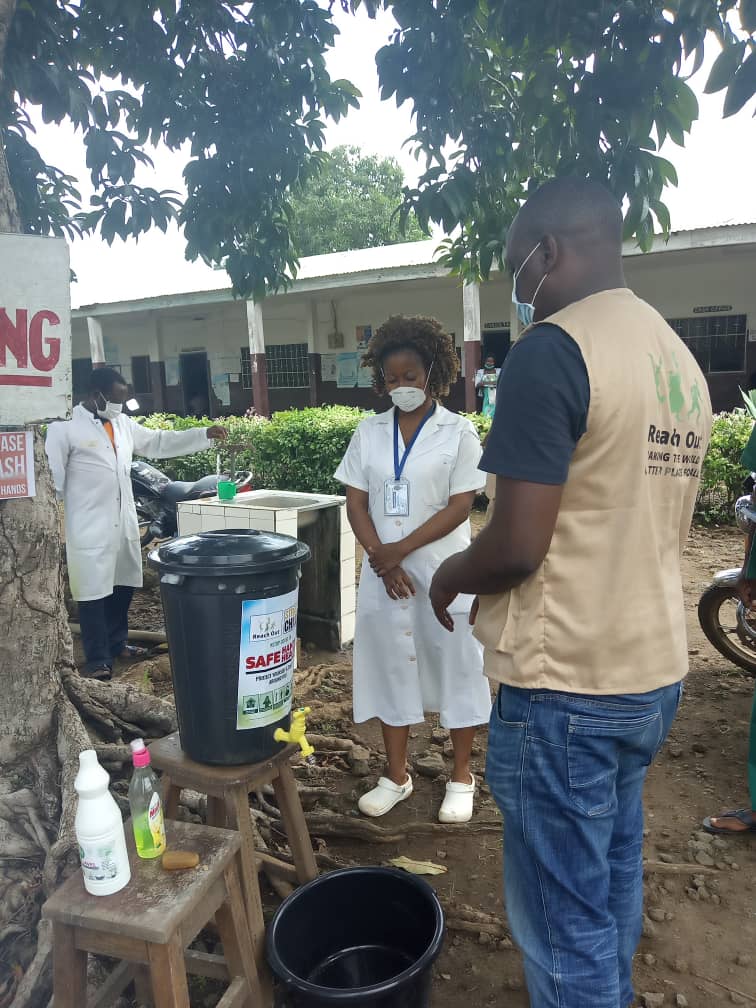 Reachoutreo's tweet photo. @BongbenL Health personnel 's efforts appreciated tonight including those assisting them. @reachoutdev1 team, you too are heroes and sheroes.
END
@streetchilduk 
@whocmr 
@NwswResponse 
@OchaCameroon 
@whatthewomensay 
@MinsanteCMR 
@AllegraBaiocchi 
@sanambna https://t.co/k6WlXnmFb6