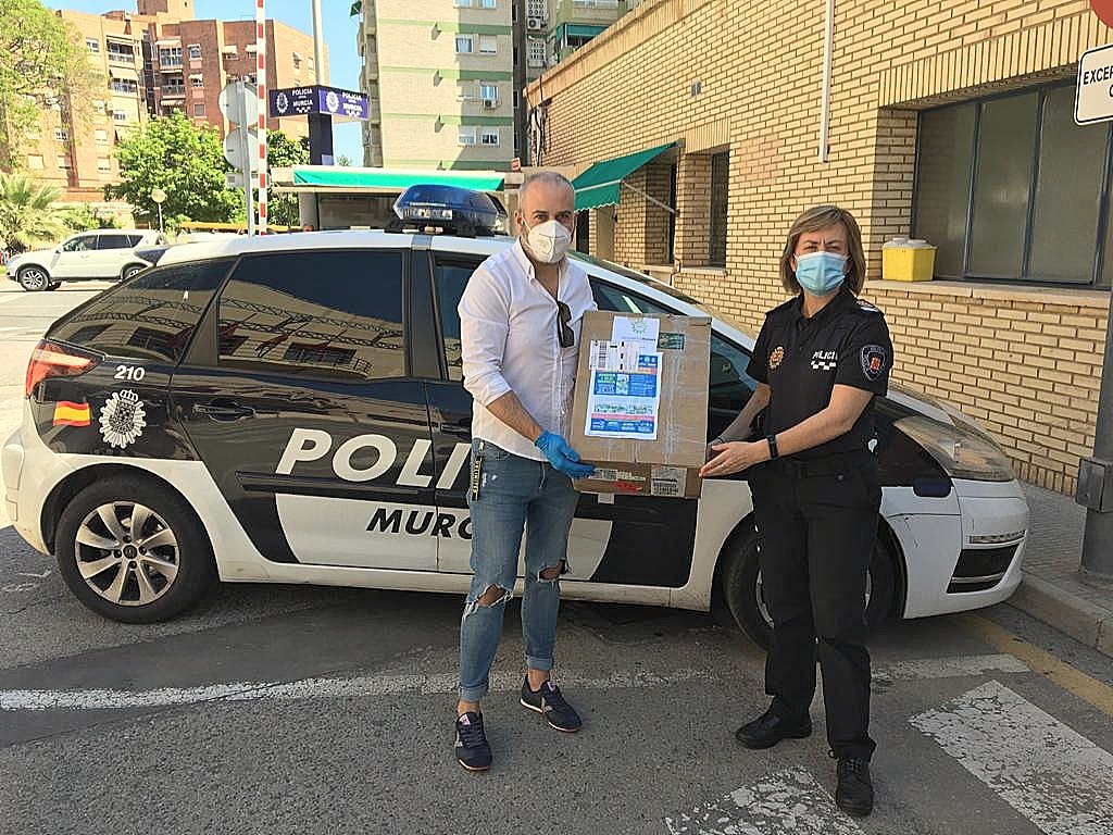 Sporti_5's tweet photo. En #Sporti Seguimos!!! Ahi esta Manuel repartiendo a los compañeros de la Policía Local de Murcia 💚💙❤️
#RAGCE
#AJPNE
#FUNDACIÓNMWW 
#AESFAS
#HGCA https://t.co/mhklO8JRdV