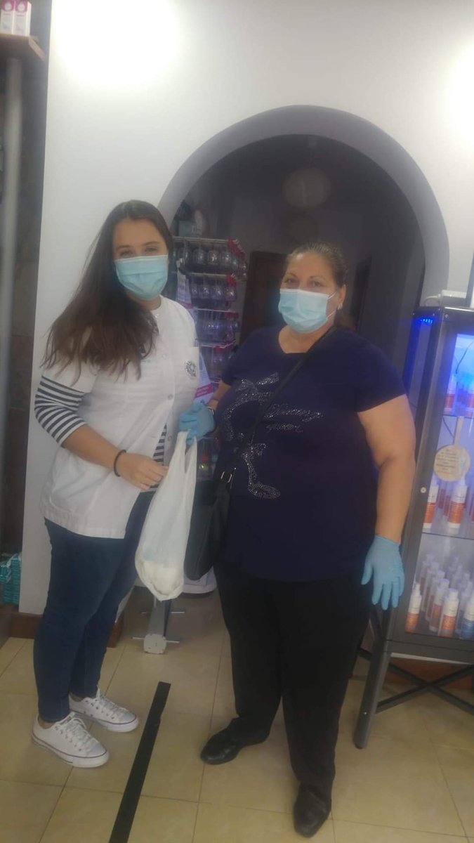 Sporti_5's tweet photo. Ahi sigue Ana Nieves, repartiendo mascarillas de las que hace, hoy nos contaba que desde Mercadona las cajeras  solicitan mascarillas para sus niños y como no podia ser de otra manera...nos ponemos en marcha! Gracias preciosa 😍
#Sporti 
#AJPNE
#RAGCE
#FUNDACIONWW
#AESFAS
#HGCA https://t.co/PGZOfhqiO2