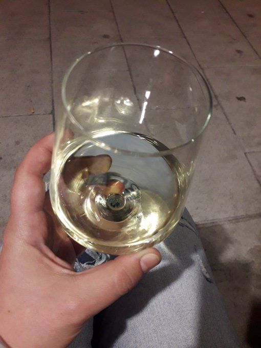 Salud! Suerte que encontr&eacute; mesa libre despu&eacute;s de 50 vueltas https://t.co/WY5cETyhc8<a href="/tag/gunge"class="tags"><span>#gunge</span></a>