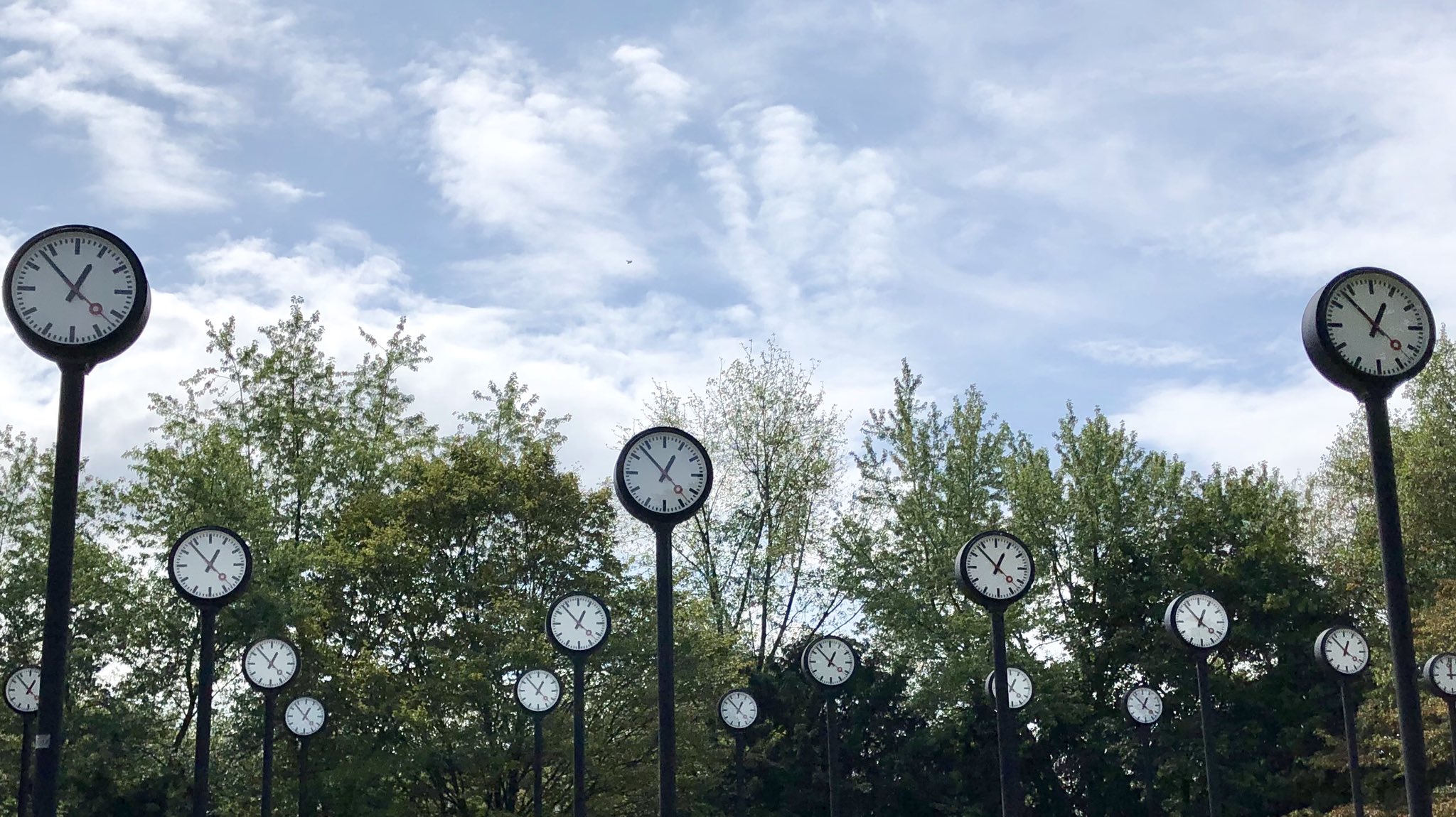 ドイツ幻想風景 デュッセルドルフのパワースポット フォルクスガルテン公園の 時の原 Zeitfeld 時間に追われている 奪われていると憂いている方は 一度 時の原を訪れるといいでしょう 無数の時計の針の動きをじっと眺めていると 時の流れが少し