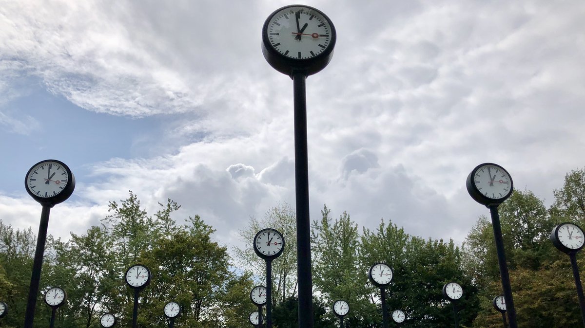 ドイツ幻想風景 Twitterren デュッセルドルフのパワースポット フォルクスガルテン公園の 時の原 Zeitfeld 時間に追われている 奪われていると憂いている方は 一度 時の原を訪れるといいでしょう 無数の時計の針の動きをじっと眺めていると 時の流れが少し