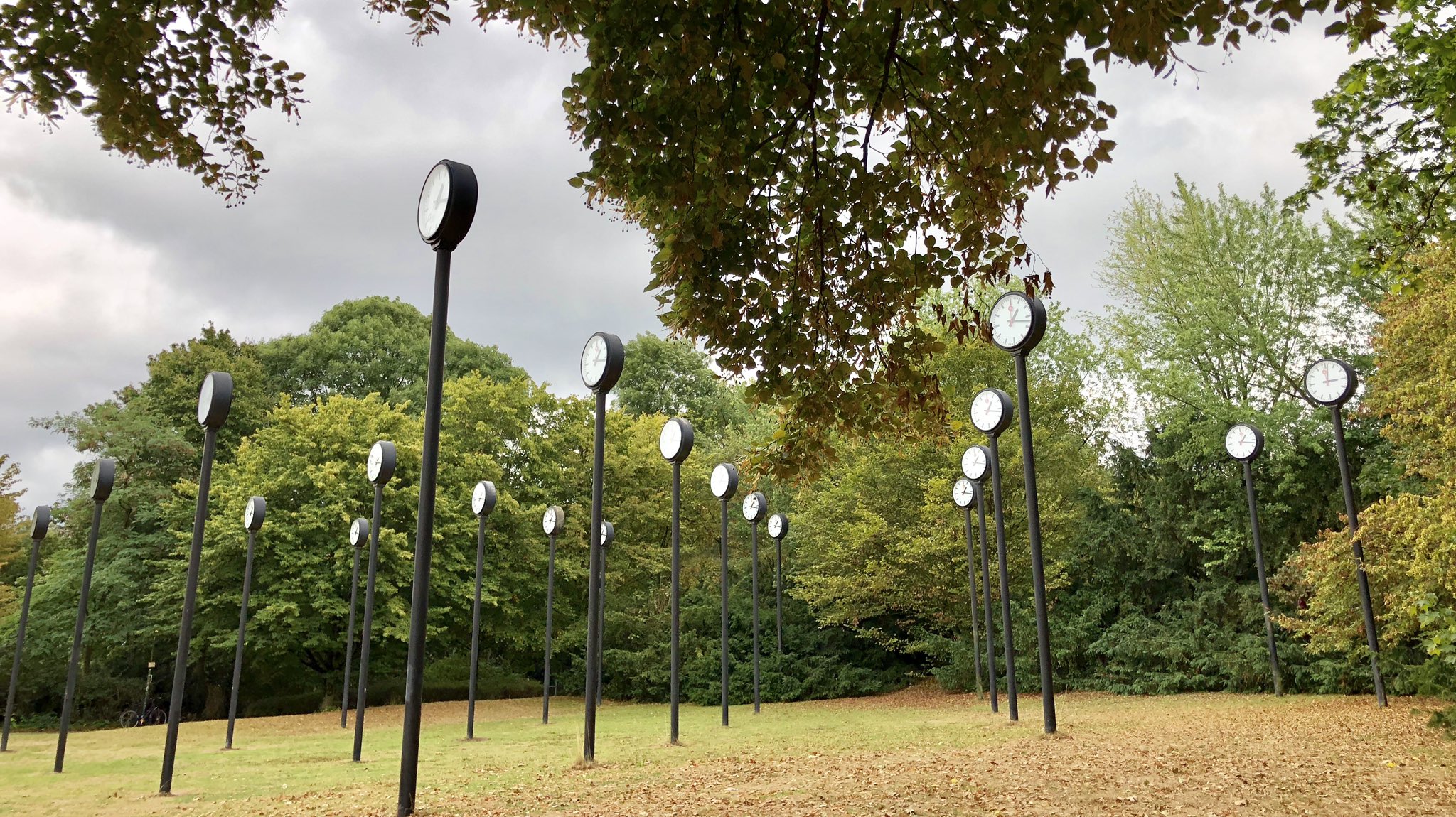 ドイツ幻想風景 デュッセルドルフのパワースポット フォルクスガルテン公園の 時の原 Zeitfeld 時間に追われている 奪われていると憂いている方は 一度 時の原を訪れるといいでしょう 無数の時計の針の動きをじっと眺め