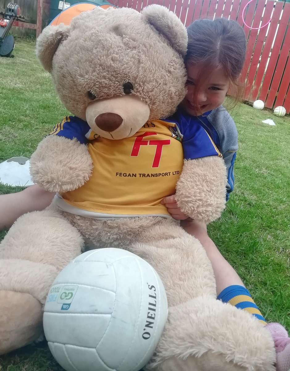 Tonight launched our second Zoom training session with our teams, Tonight was the underage girls 👧 an amazing turnout for the 1st week,  big thanks to our LGFA coach <a href="/suzannecon4/">Suzanne Conlon</a> for taking the session 💛💙 #upthelish #zoomsessions #alwayslearning #Downlgfa #20x20