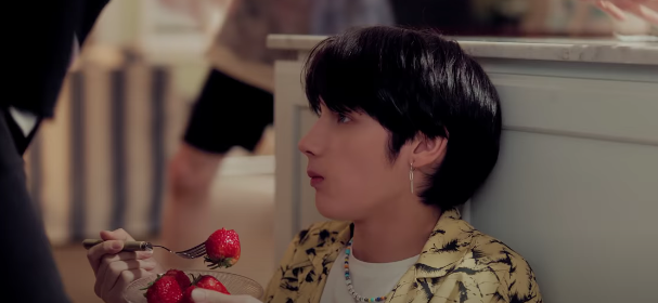 strawberries that taehyun was eating, leading me to believe that this is when he realizes it too. he's also shown in the room where beomgyu and yeonjun suffocate/k*ll taehyun.