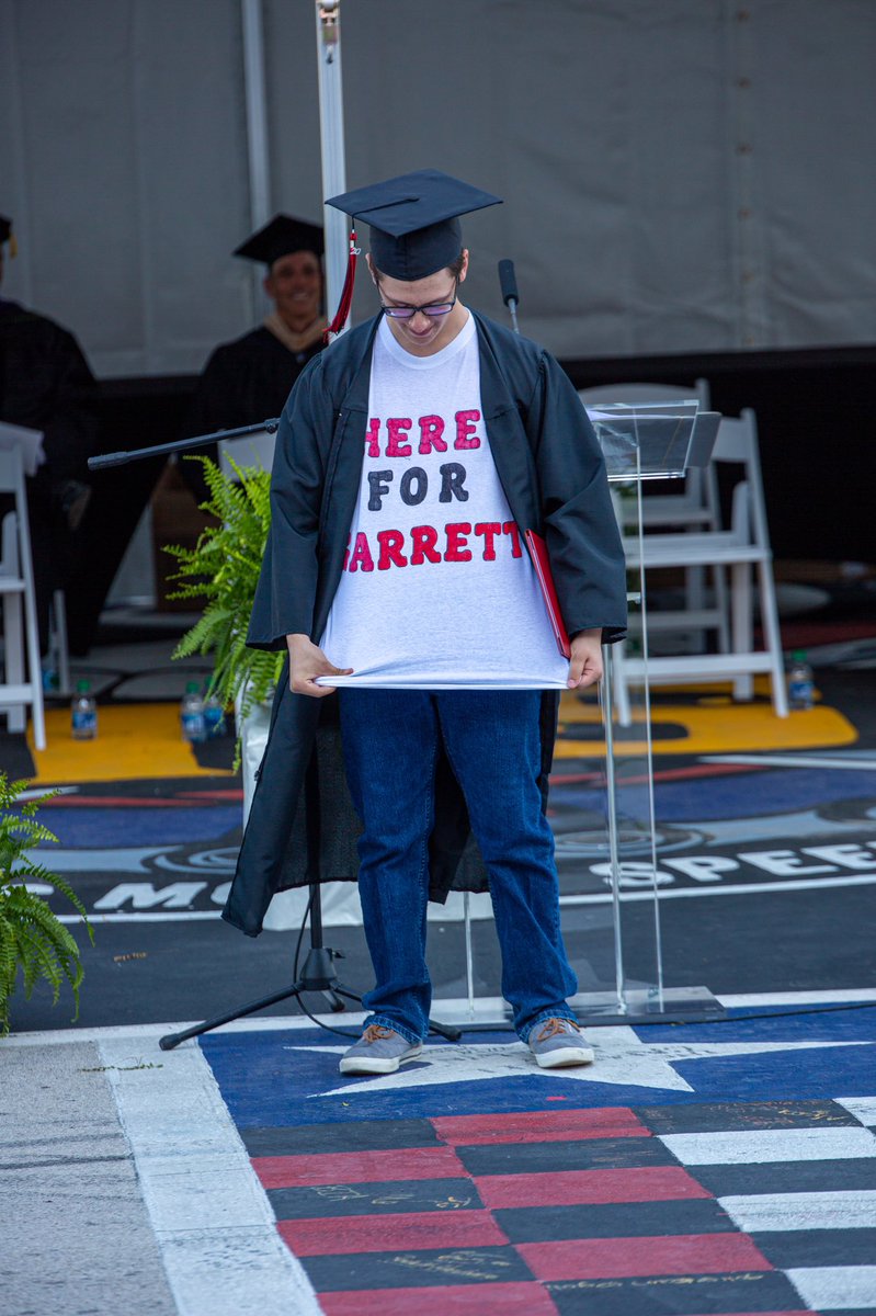 TheTalonNews's tweet photo. Here’s some amazing shots from graduation yesterday! https://t.co/PQuVgCYnrT