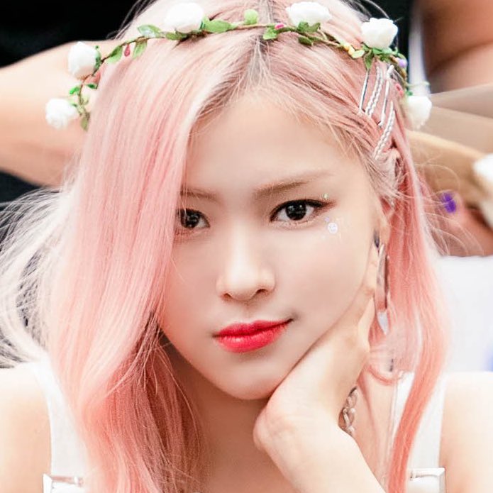 appreciation tweet for itzy‘s glitter detailed eye makeup; an extremely pretty thread