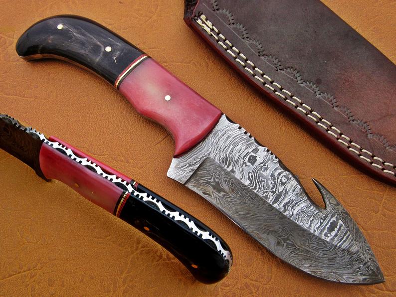ForgedFor's tweet photo. Unique Handmade Gut Hook Hunting Knife With New Style Handle
#Forsale
#Sharpblade #CamelBone
#Leathercase #KnivesSet
#HandmadeWork
#ShippingWorldWide
#NewStyleSet #DamascusSteel
#Forsale https://t.co/O7fPtqcaHc