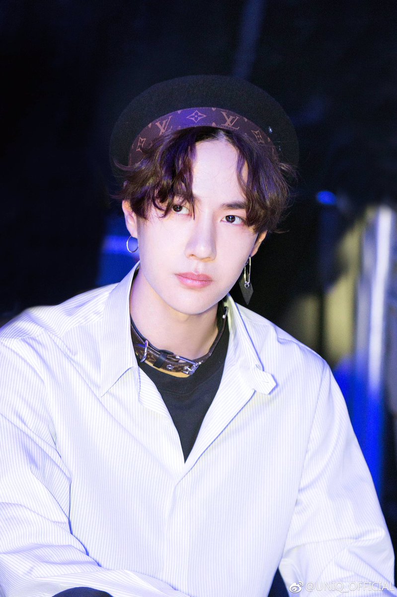 anyway yibo in collars, a thread I wish was much longer