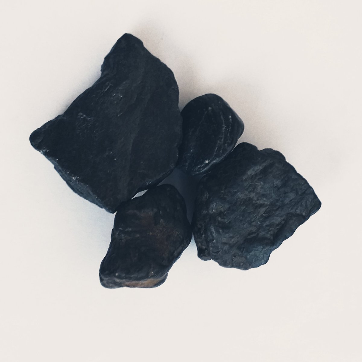 glmprocess's tweet image. Muestra de Coltan, Municipio Cedeño estado Bolivar. La mineralización es aluvional dispersa, con tamaños que varian entre 1/2 y 3/4 de pulgada.