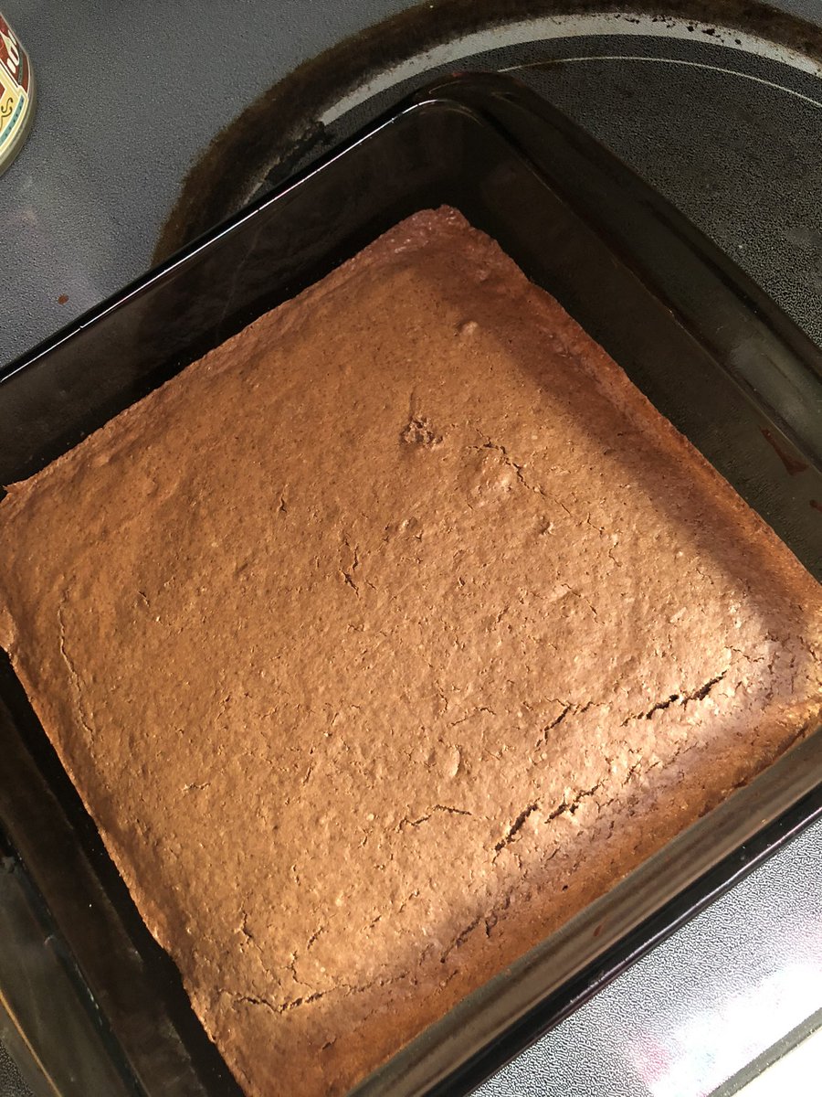 choochiemama3's tweet photo. Some Frank Sinatra, a good glass of cab, garlic bread and homemade chicken parm and “gravy,” and a brownie pudding cake in the works.
#moreofthislessofthat https://t.co/aAJzqezCeU
