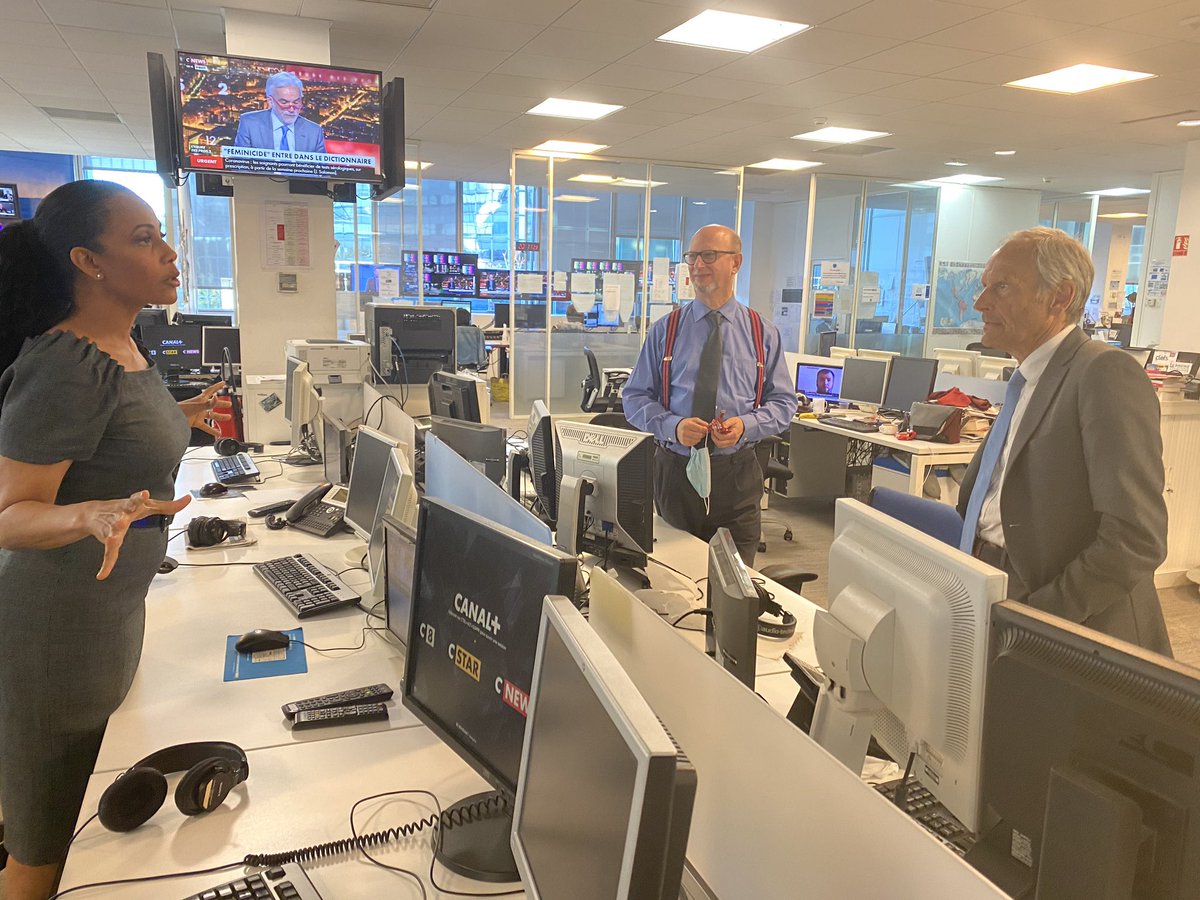 christine_kelly's tweet photo. Sujet de la discussion bien après l’émission #facealinfo ? La souveraineté. Qui est pour la souveraineté à gauche à droite? 
Qui assume ce mot en politique ? @CNEWS https://t.co/oekQc8OO9B