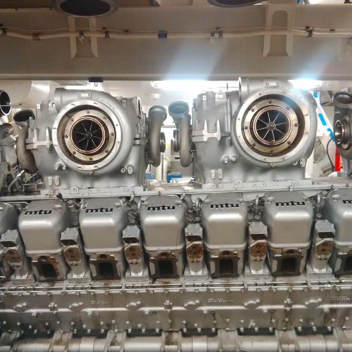 TurbologyLLC's tweet photo. Today, Prof. #StavTech teaches us about a 10,000 hp, 233 liter, 20 cylinder, 10 turbo diesel @mtusolutions engine.
•
#turbology #stavtech #mtusolutions #mtu1163 #mtu #rollsroyce #v20 #turbodiesel #turbo #diesel #yachtlife #yachting #yachts #yacht #boatlife #boating #boats #boat https://t.co/4TuR23DUK4
