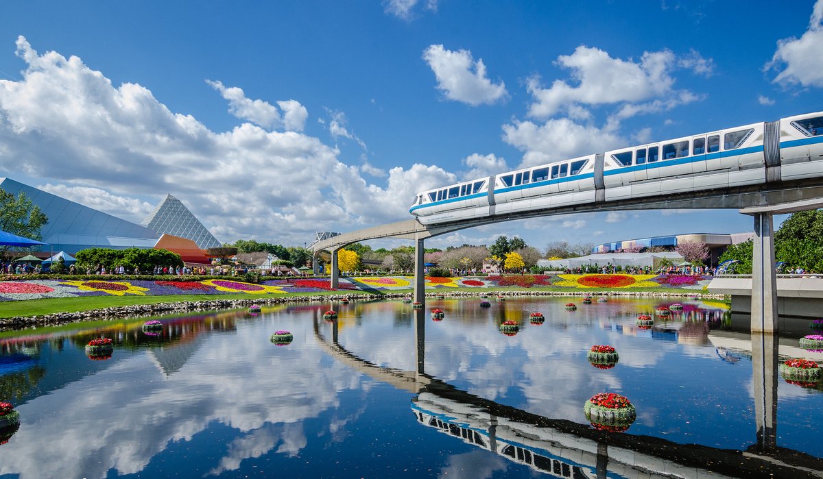 3/ Walt Disney was very passionate about this idea of gathering the world's cultures in one place. That's how "The World Showcase" was born. It's a section of Epcot that consists of 11 pavilions, each themed to a different country.