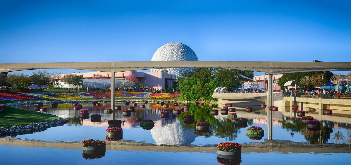 3/ Walt Disney was very passionate about this idea of gathering the world's cultures in one place. That's how "The World Showcase" was born. It's a section of Epcot that consists of 11 pavilions, each themed to a different country.