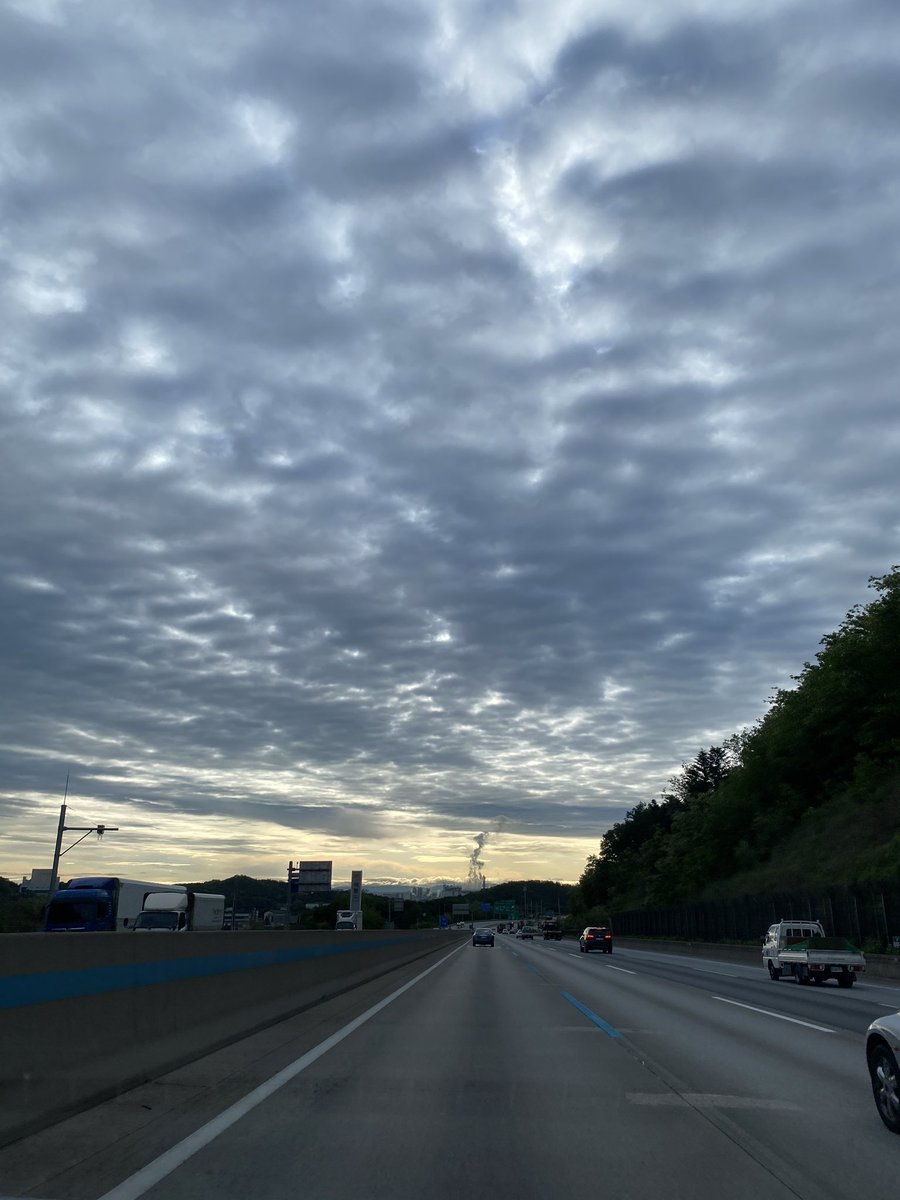 gooreumseng's tweet image. 아침부터 하늘과 구름은 맑다