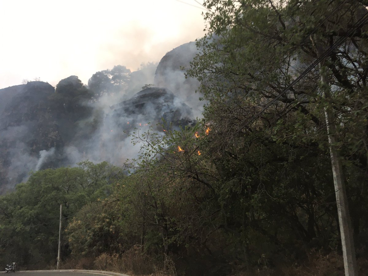 millerelisa's tweet photo. @cuauhtemocb10 el incendio en Tepoztlán es cosa seria. FAVOR DE MANDAR HELICÓPTERO BOMBEROS. https://t.co/d1VsIpurgl