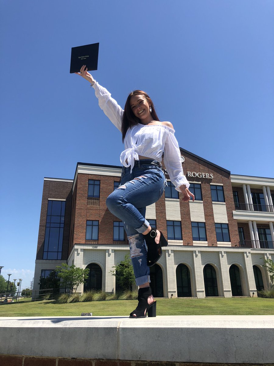 brookie_shaw's tweet photo. Associates degree , Magma Cum Laude , Dean’s list x4🎓 https://t.co/AJqY6iNvJD