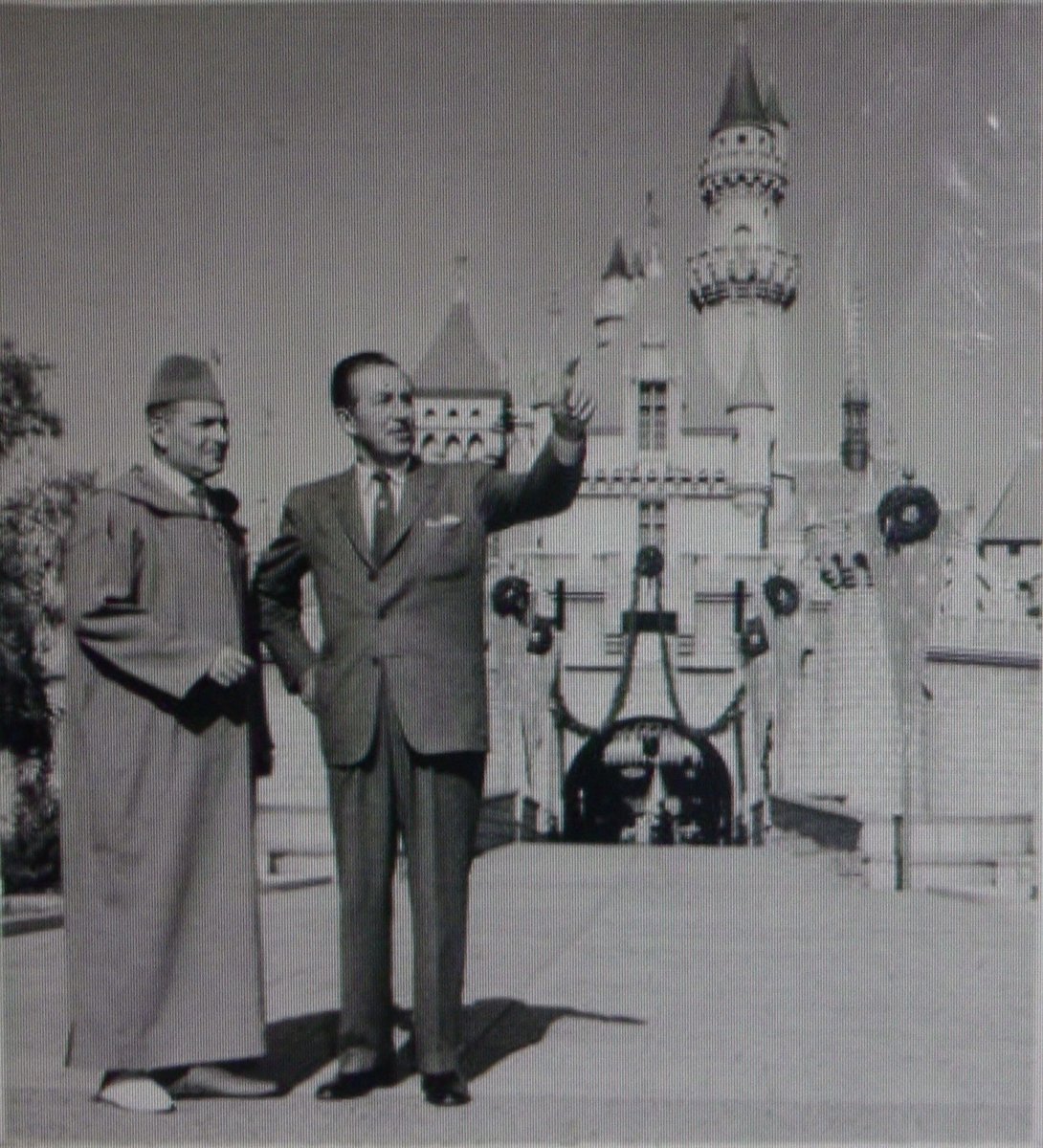 5/ And the story just got interesting. Walt Disney and King Mohammed V were good friends.