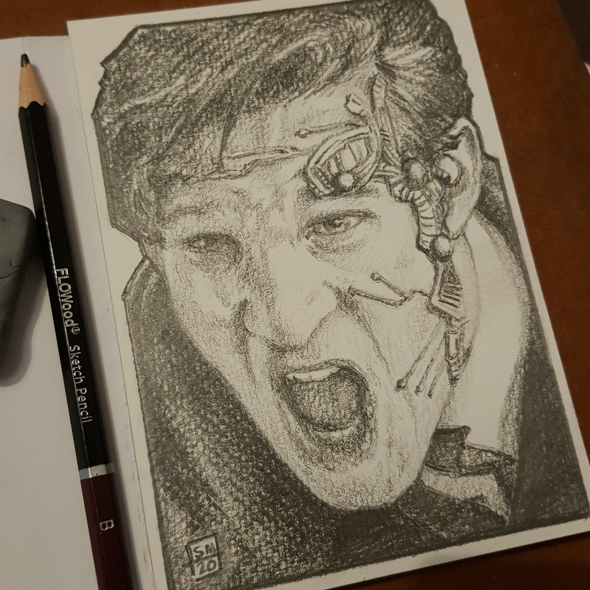 _Art_By_Steve_'s tweet photo. Ok, took a while but finally started on my 2nd pass at the #sixfanart challenge (Is it still a thing? 🤣)
"Mr Clever on a Postcard", as suggested by @LostGChild
#DoctorWho #MattSmith #11thDoctor #CyberDoctor #FanArt #PencilArt #PostcardArt https://t.co/IrHjlSJNau