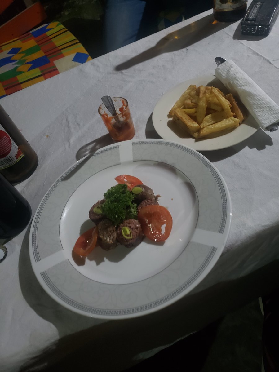 NgwaYann's tweet photo. Voila alors comment le frère @PrisoHermes m'a fait découvrir un autre "polo" pour mes chops au calme toujours à Bonaberi.@LBalafon c'est le nom avec de tres bonnes saucisses😋
Et comme ça se dit là-bas;
Ô Mañda ! Ô tondi to ôsi tondi Ô Mañda
#BeriIsBae #BaeIsFood
#SalMoments https://t.co/bj5I5AVV96